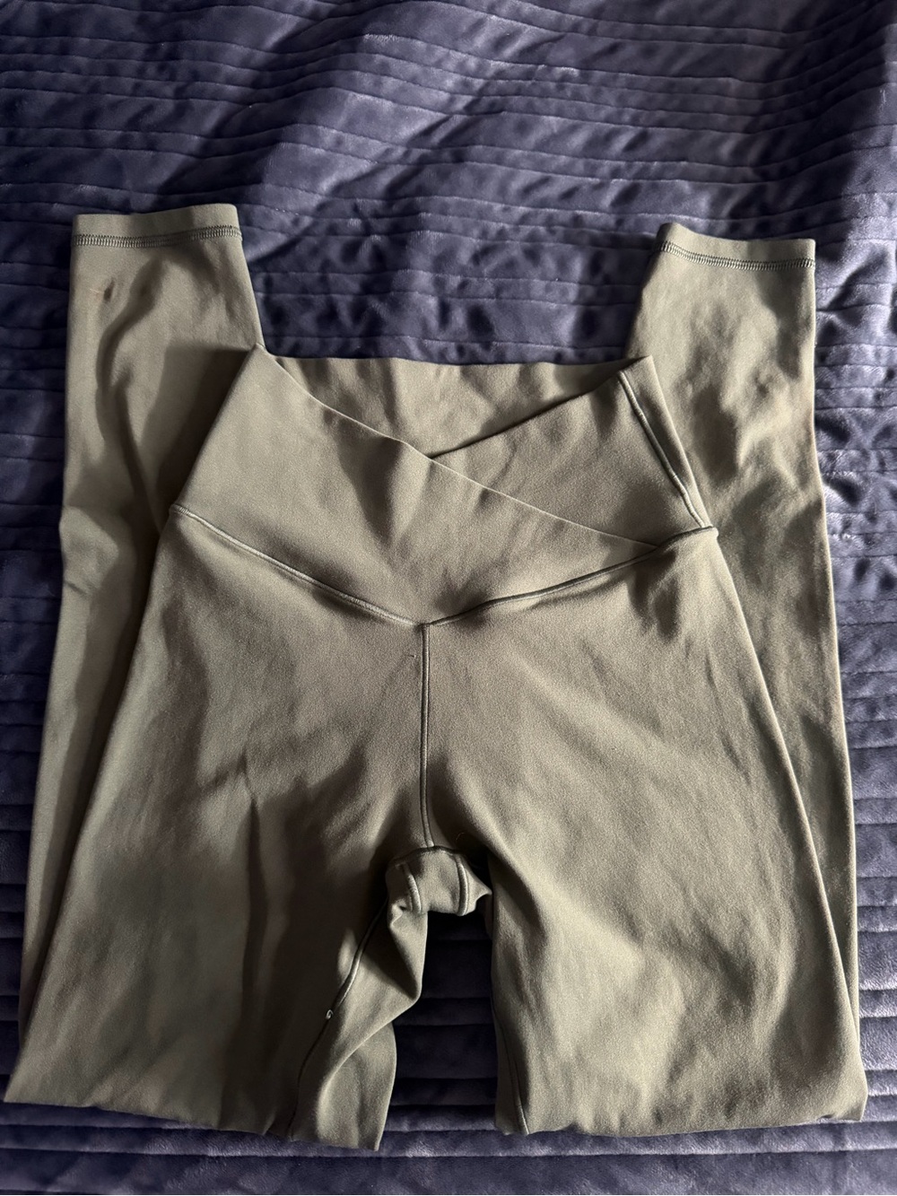 High-Rise V-Waist Leggings in Olive